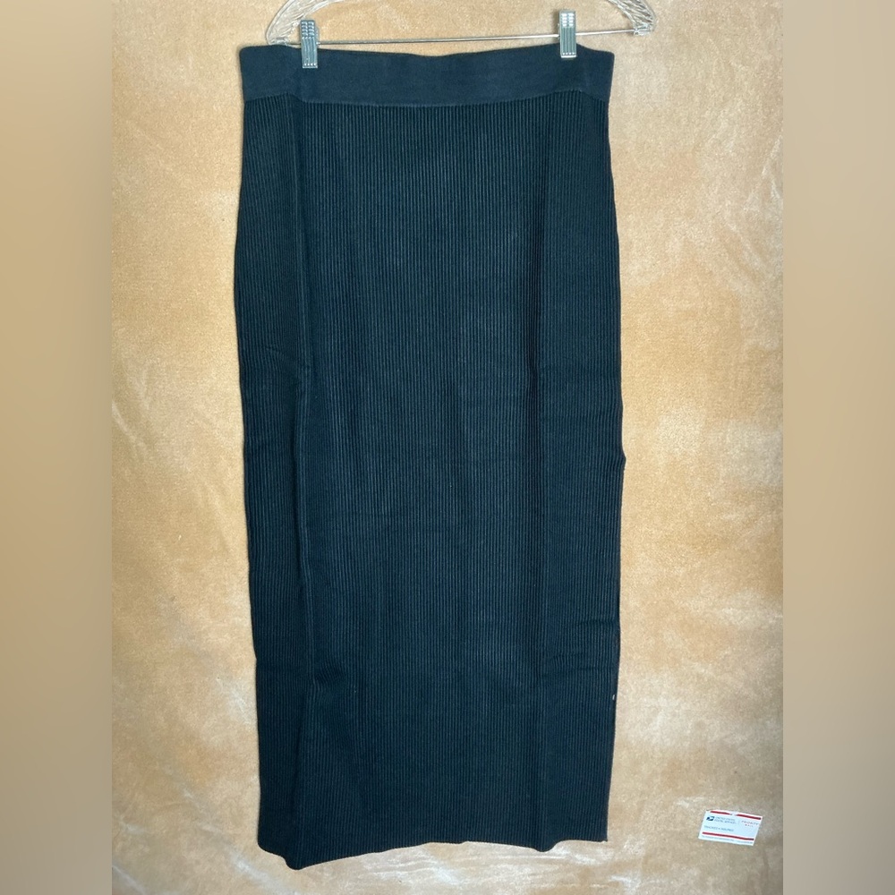 Elegant Black Ribbed Skirt - Picture 5 of 10